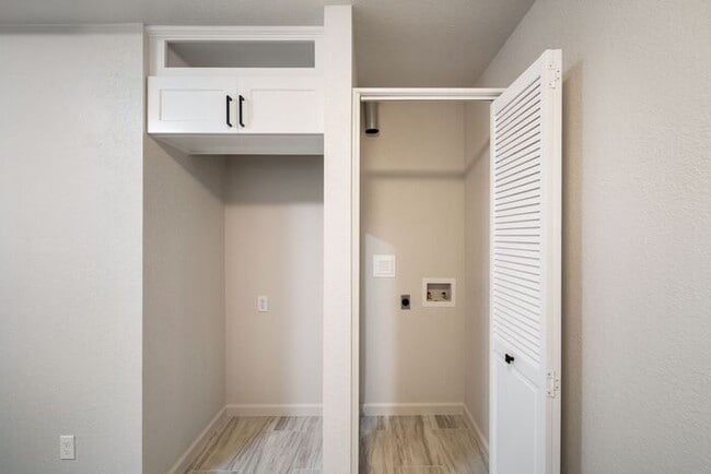 Building Photo - Move In Speical! Beautifully Remodeled 3-B...