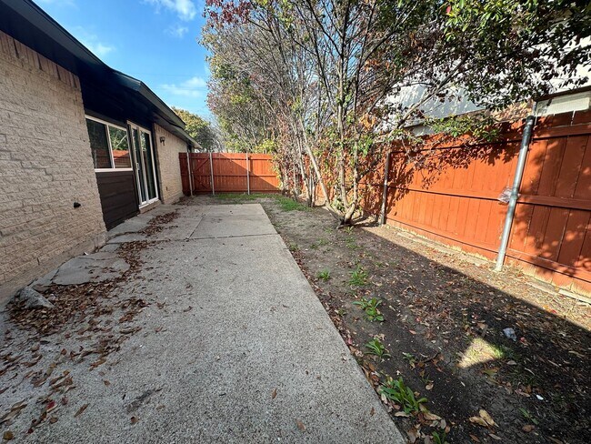 Building Photo - Move-In Ready in Plano