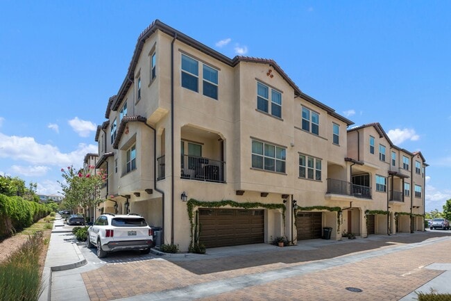 Primary Photo - Lake Forest Modern Living