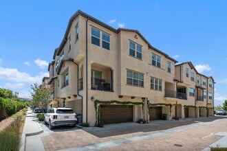 Building Photo - Lake Forest Modern Living