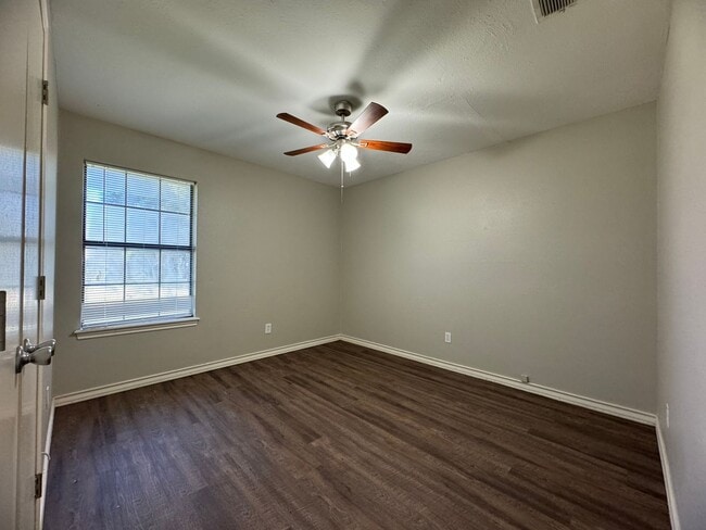Building Photo - House For Rent!