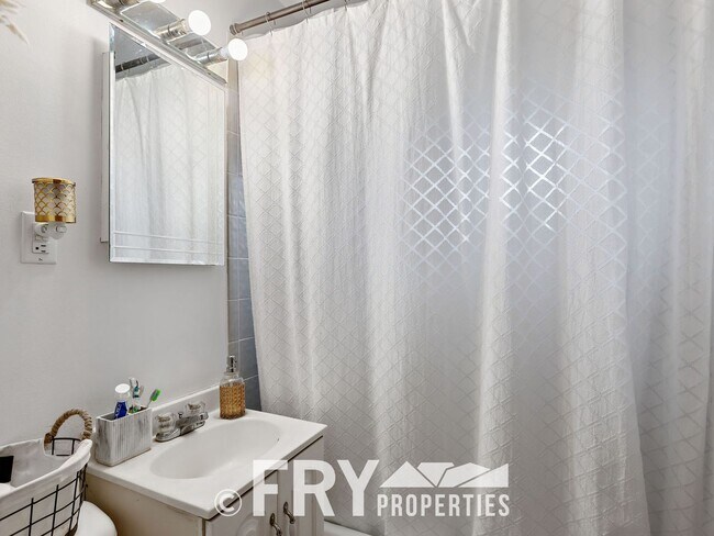 Building Photo - Cozy Ranch in Prime Location With A Large ...