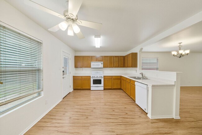 Building Photo - Charming 3-Bedroom Home in Carriage Hills ...