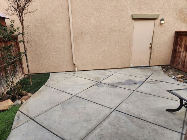 Building Photo - Murrieta 2 Bedroom Townhome + Office, Loft and 2 Car Garage