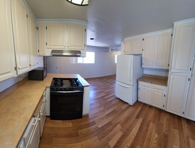Building Photo - 4 bed 3 baths!  House ideally located close to campus, shopping, Bishop Peak