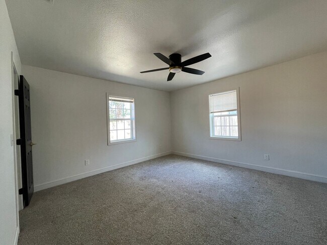 Building Photo - Fresh-Start Haven – Move-In Ready 3-Bed Gem!