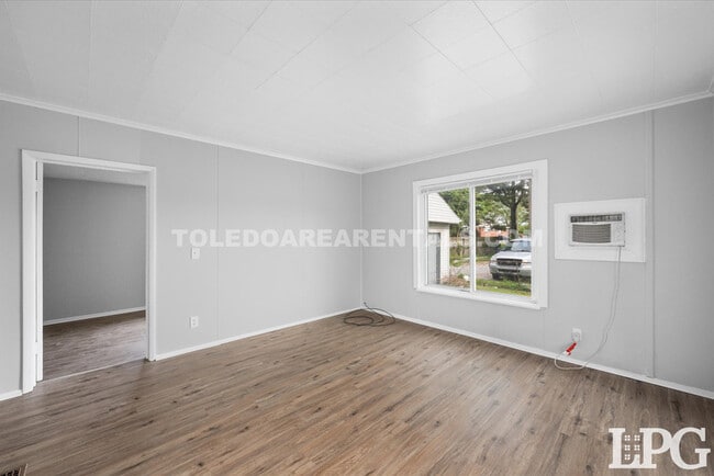 Building Photo - 5520 N Summit St