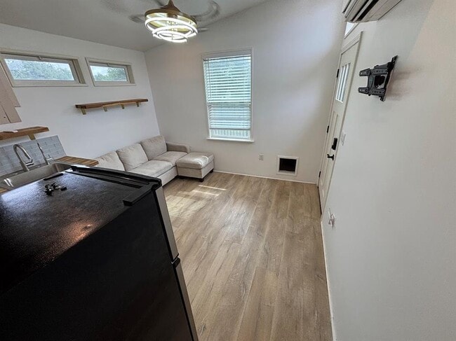 Building Photo - 1002 Spanish Oak Trail