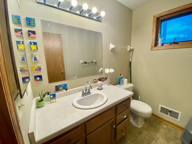 Building Photo - Gorgeous BIG 5BD/3BA House near the U of M...