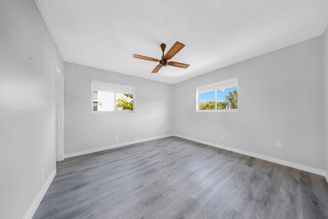 Building Photo - 257 S Cypress Rd