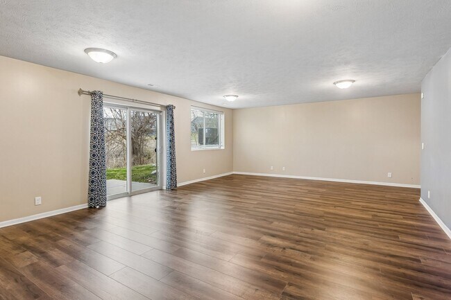 Building Photo - Beautiful Ranch Home Backing to Trees!!