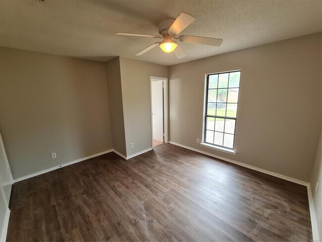 Building Photo - 3044 Cross Creek Dr