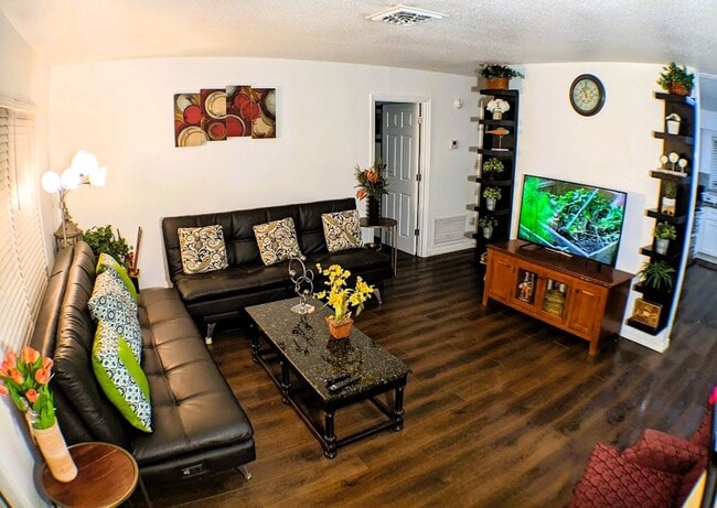 Building Photo - 2 Bed / 1 Bath Cozy Downtown Duplex Apartment