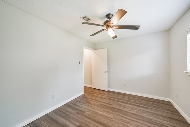 Building Photo - 1021 N Sunset Dr