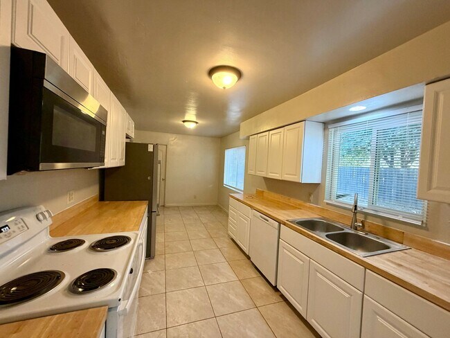 Building Photo - 3 BED 2 BATH HOUSE WITH NEW LUXURY VINYL PLANK FLOORING