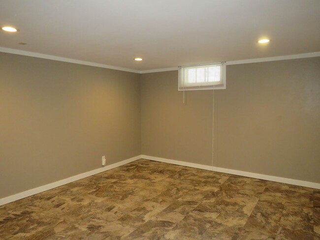 Building Photo - 4 Bedroom (2 non-egress) / 1 Car Garage lo...