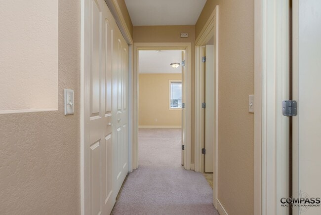 Building Photo - SPACIOUS TOWNHOME CONVENIENTLY LOCATED WITH IN-UNIT LAUNDRY