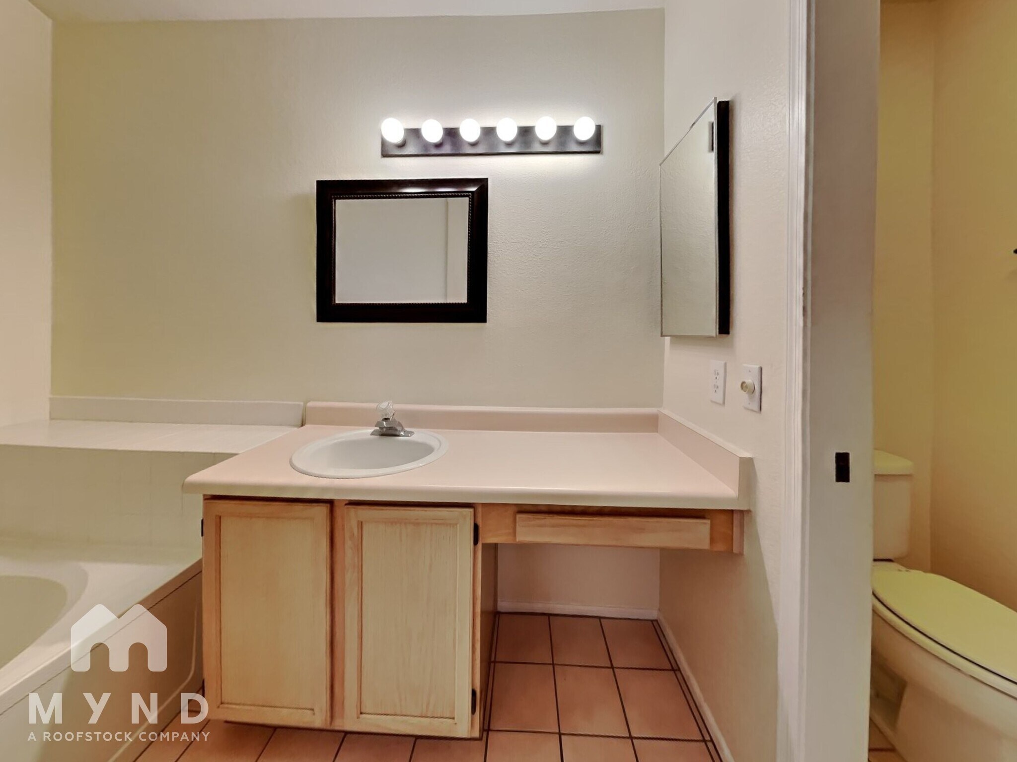 Building Photo - 3696 W Sunglade Dr