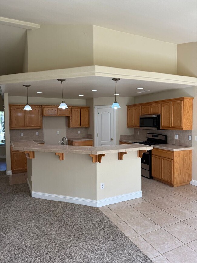 Building Photo - 4 bedroom, 2 bathroom home in Great Neighborhood!