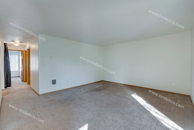 Building Photo - $500 OFF 2ND MONTH RENT** Spacious Pet-Friendly Top-Floor Unit w/ Parking Included!