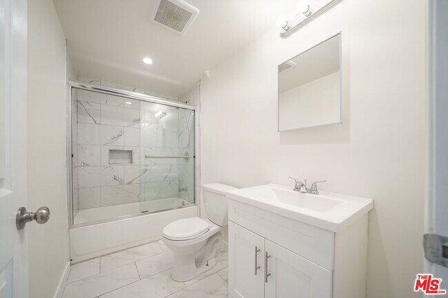 Building Photo - 231 E 85th St