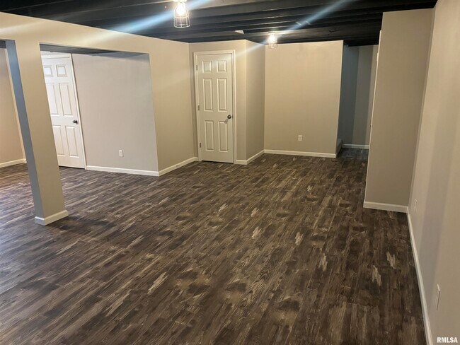 Building Photo - 6930 N Fox Point Dr