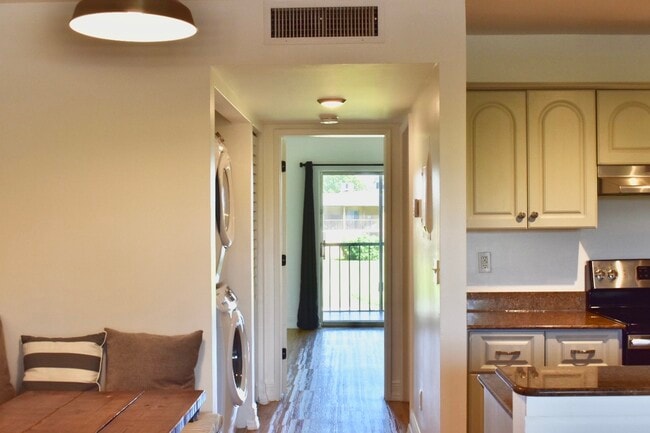 Building Photo - 1627 Meadows Cir W