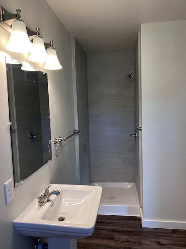 Building Photo - Beautifully remodeled and completed 1 bedr...