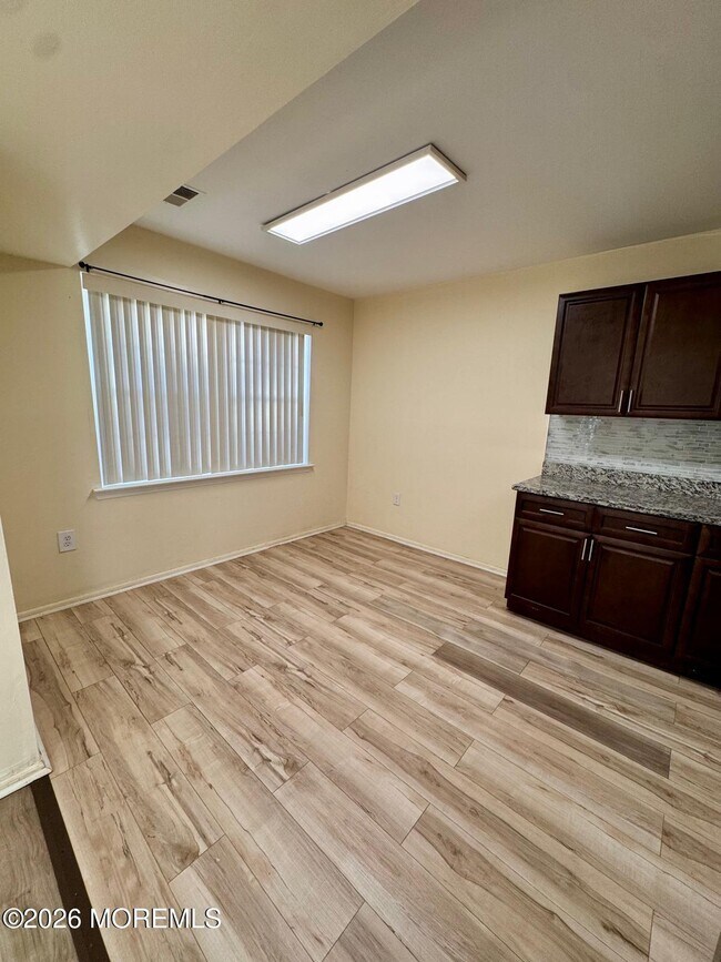 Building Photo - 1202 Green Hollow Dr