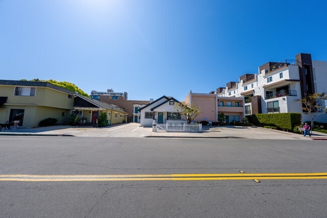 Building Photo - 4062 Goldfinch St