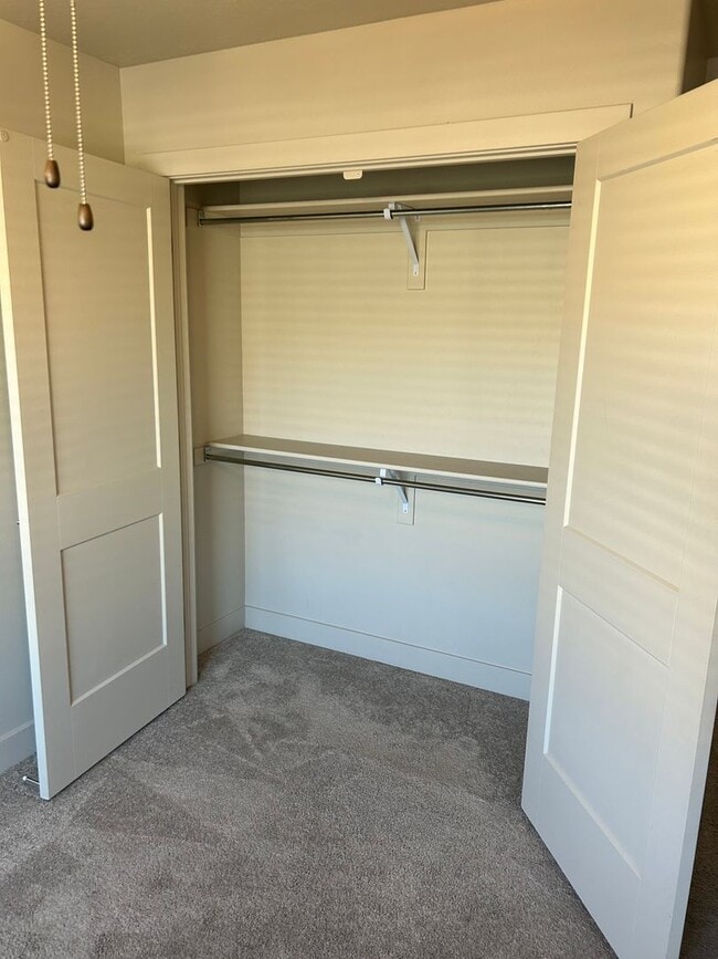 Building Photo - BEAUTIFUL TOWNHOME!