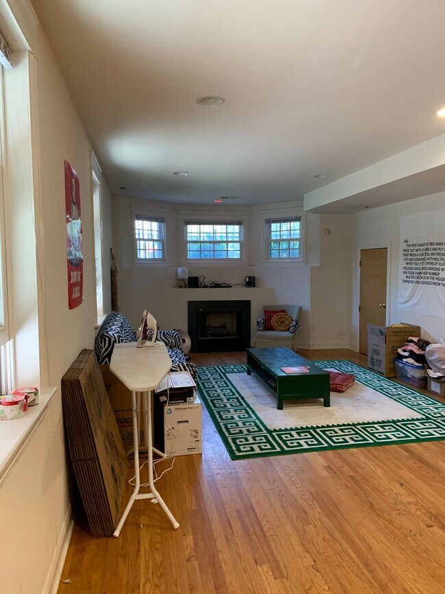 Building Photo - Very Spacious 5 BR/3 BA Duplex in Lincoln ...