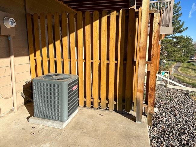 Building Photo - Beautiful TownHome Near Chatfield Reservoir