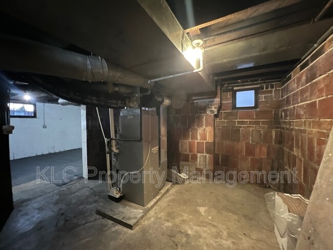 Building Photo - 2222 E 12th St