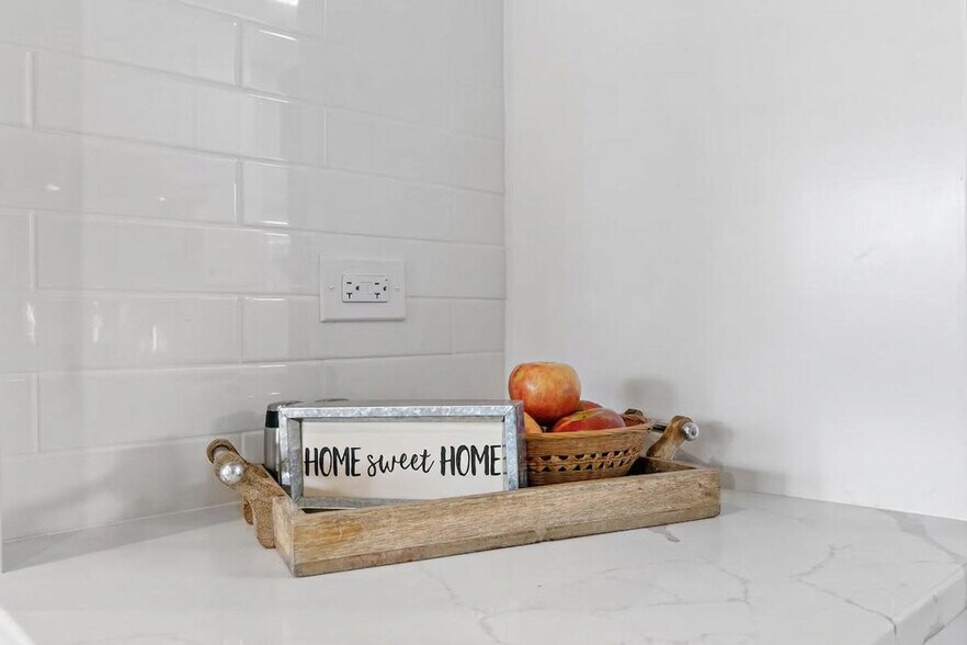 Building Photo - 931 W Glen Flora Ave