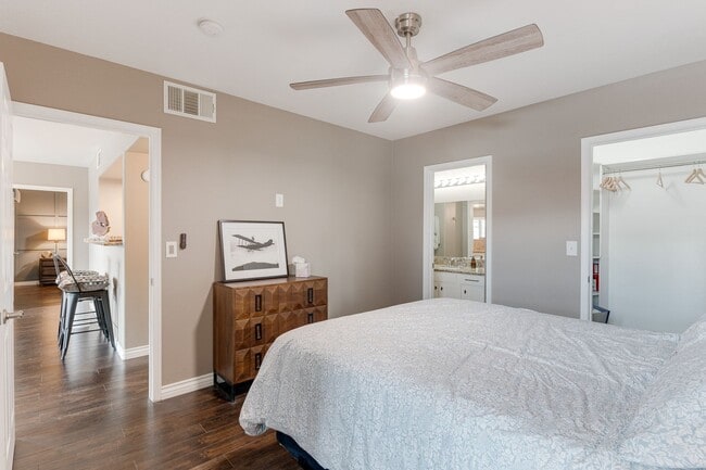 Building Photo - Bright & Airy 2-Bedroom Condo with Dual Su...