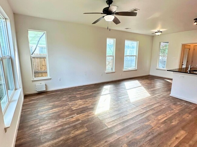 Building Photo - Charming 3 Bed 2 Bath Home - Fenced Backyard!