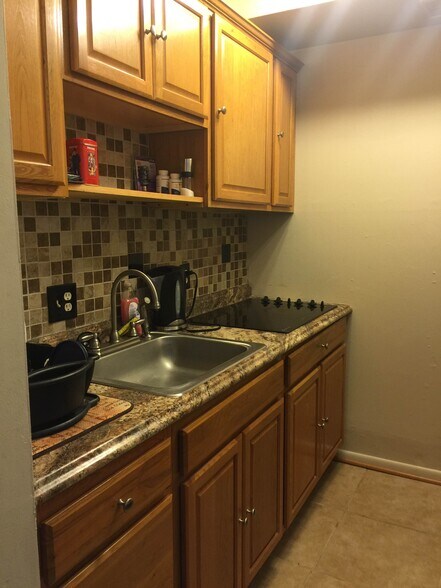 full kitchenette - 2721 Omisol Rd