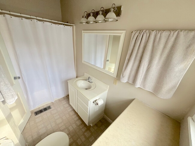 Building Photo - 113 Saint Anthony St N