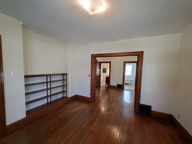 Building Photo - 524 W Seerley Blvd