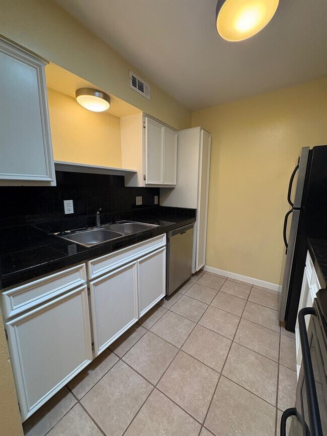 Building Photo - 400 W 35th St