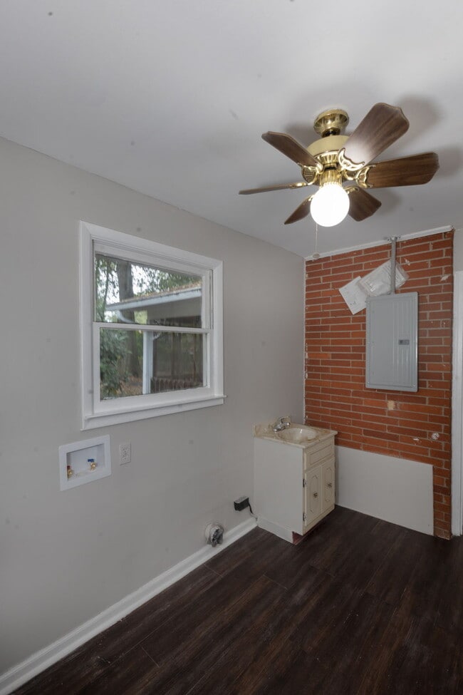 Building Photo - 4527 Fairview Dr