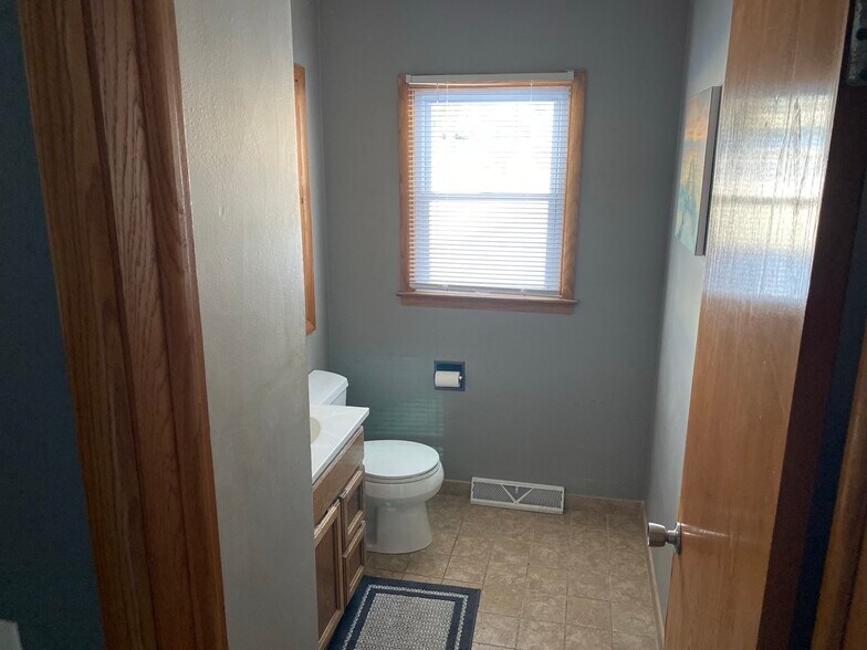 Building Photo - 808 Davis St