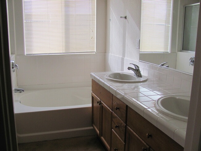 Building Photo - 930 Desert Breeze Way