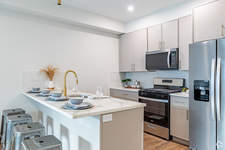 1BR, 1BA - 780SF - Kitchen - Lakeview Apartments