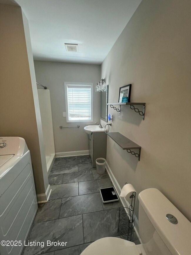 Building Photo - 925 S Preston St