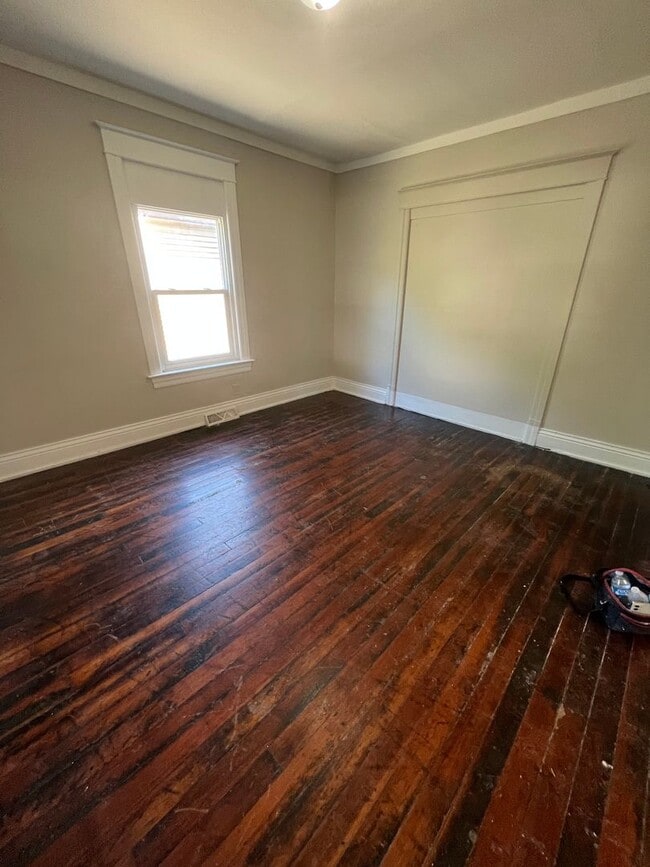 Building Photo - Freshly painted 3 bedroom 2 bath