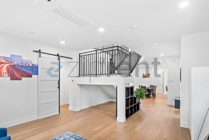Building Photo - Unit