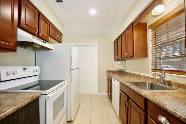 Building Photo - Spacious Duplex with 2-Car Garage in Longwood!