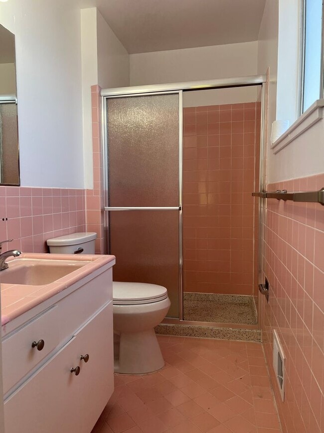 Building Photo - Daly City Home 4Bed 3 Ba